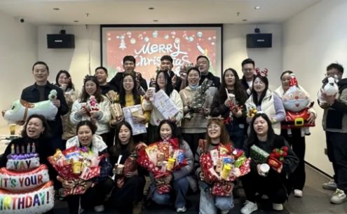 圣誕生日喜相逢，幸福喜悅享不停！