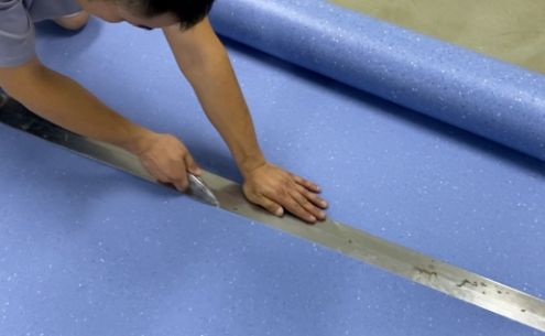 凈化車間同質(zhì)透心塑膠地板鋪裝指南：專業(yè)施工+長(zhǎng)效防護(hù)，打造無塵潔凈空間